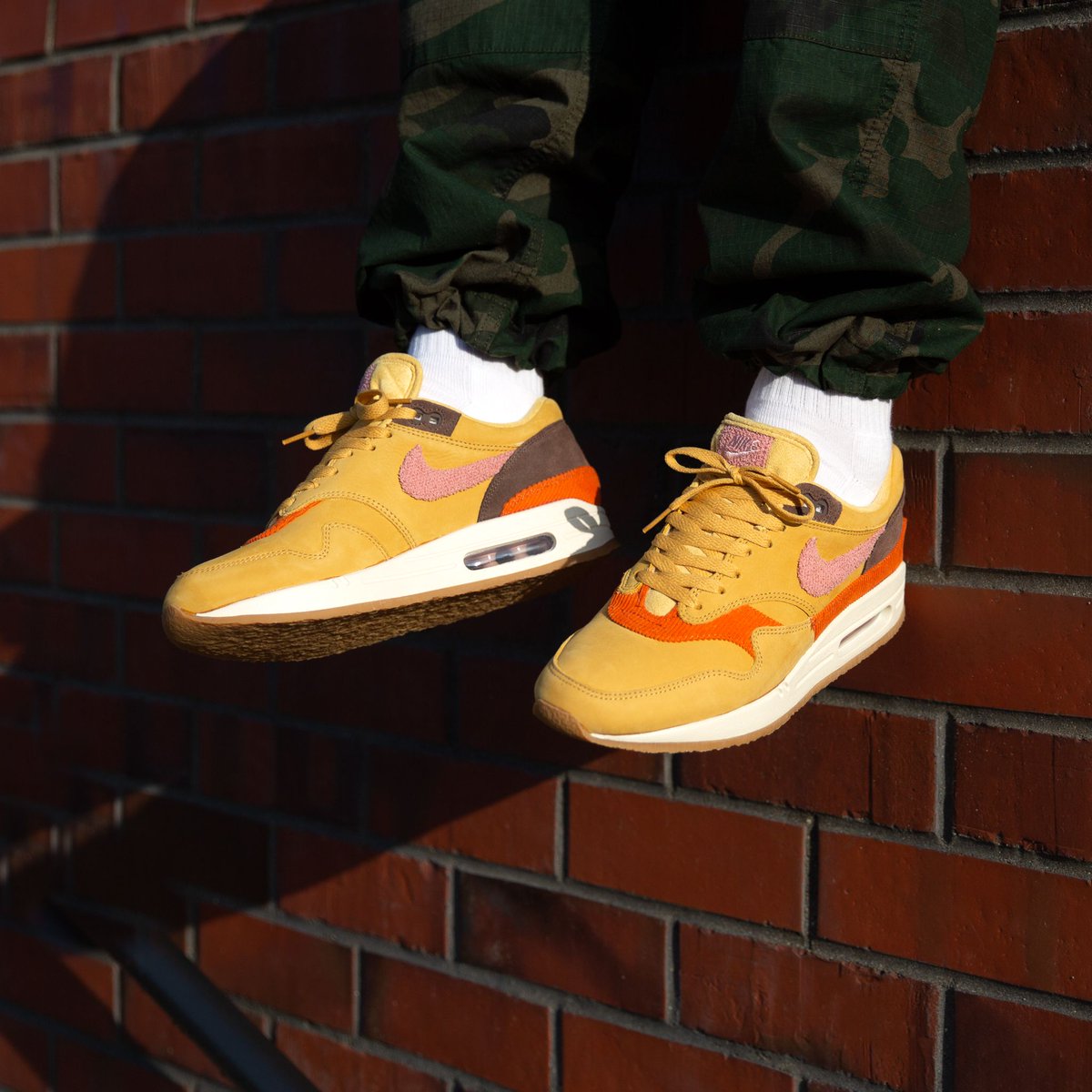 air max 1 wheat gold rust pink