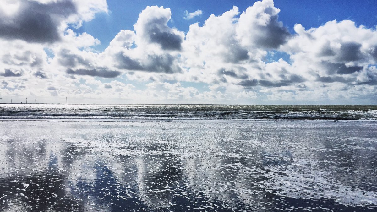 Alex_Verbeek's tweet photo. 🇳🇱

On the west side of the island of Schouwen-Duiveland, the beach seems endless.

The reflection of clouds and the blue sky fuses with the white foam on the beach.

As so often, there are no people on the picture.

They just stayed at home.

Never knowing what they missed. https://t.co/EQOCuexclH