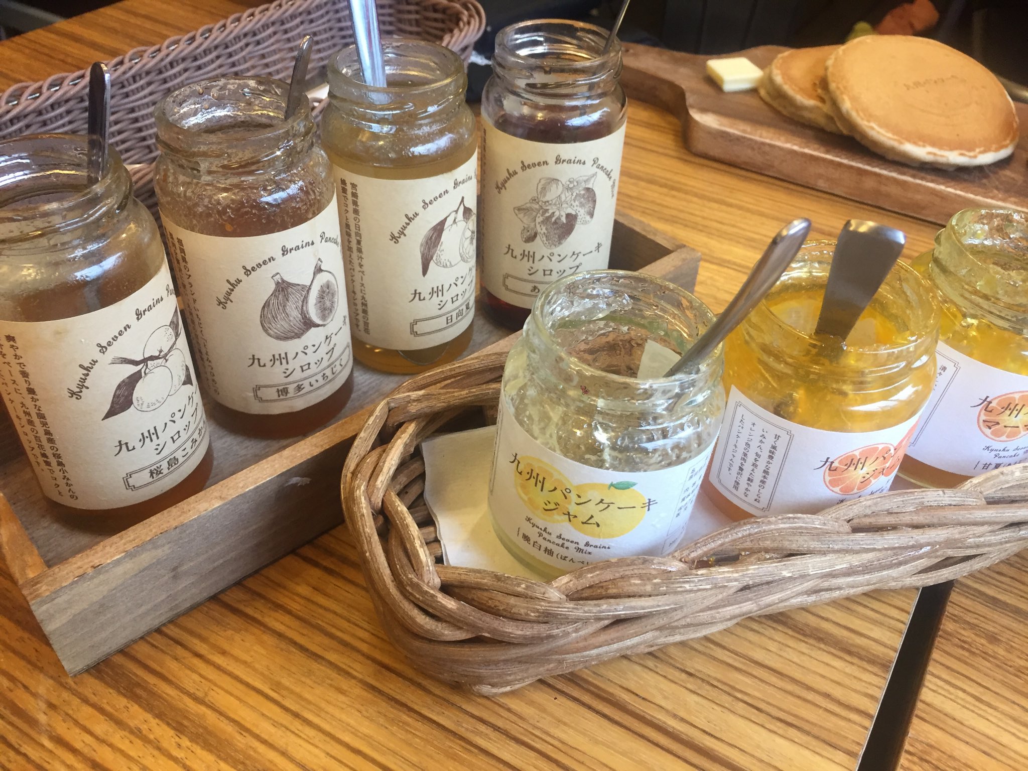 アリストンホテル宮崎 公式 九州パンケーキ食べくらべ 贅沢5種セット プレーン バターミルク さつまいも ベジタブル 全粒粉の5種の味が楽しめる 高岡西澤養蜂場はちみつと 高千穂発酵バターにジャム3種とシロップ4種かついてきます 宮崎本店