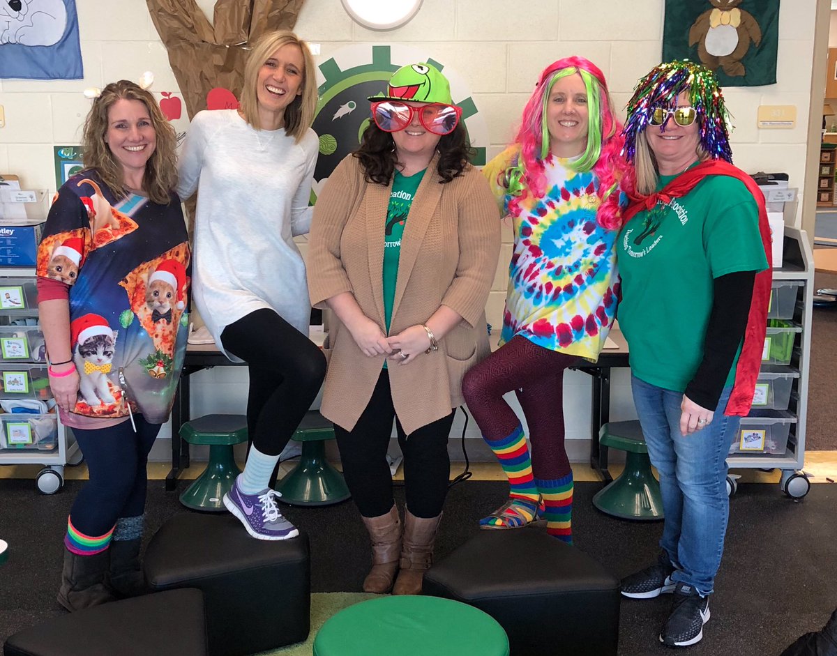 Wacky Wednesday with amazing friends and teachers! #MasonMoment <a href="/grabemanj/">Jessica Grabeman</a> <a href="/RaganReeves1/">Ragan Reeves</a> <a href="/LoriMeccteach/">Lori Miller</a> @LisaMor10665293 @barbtillery