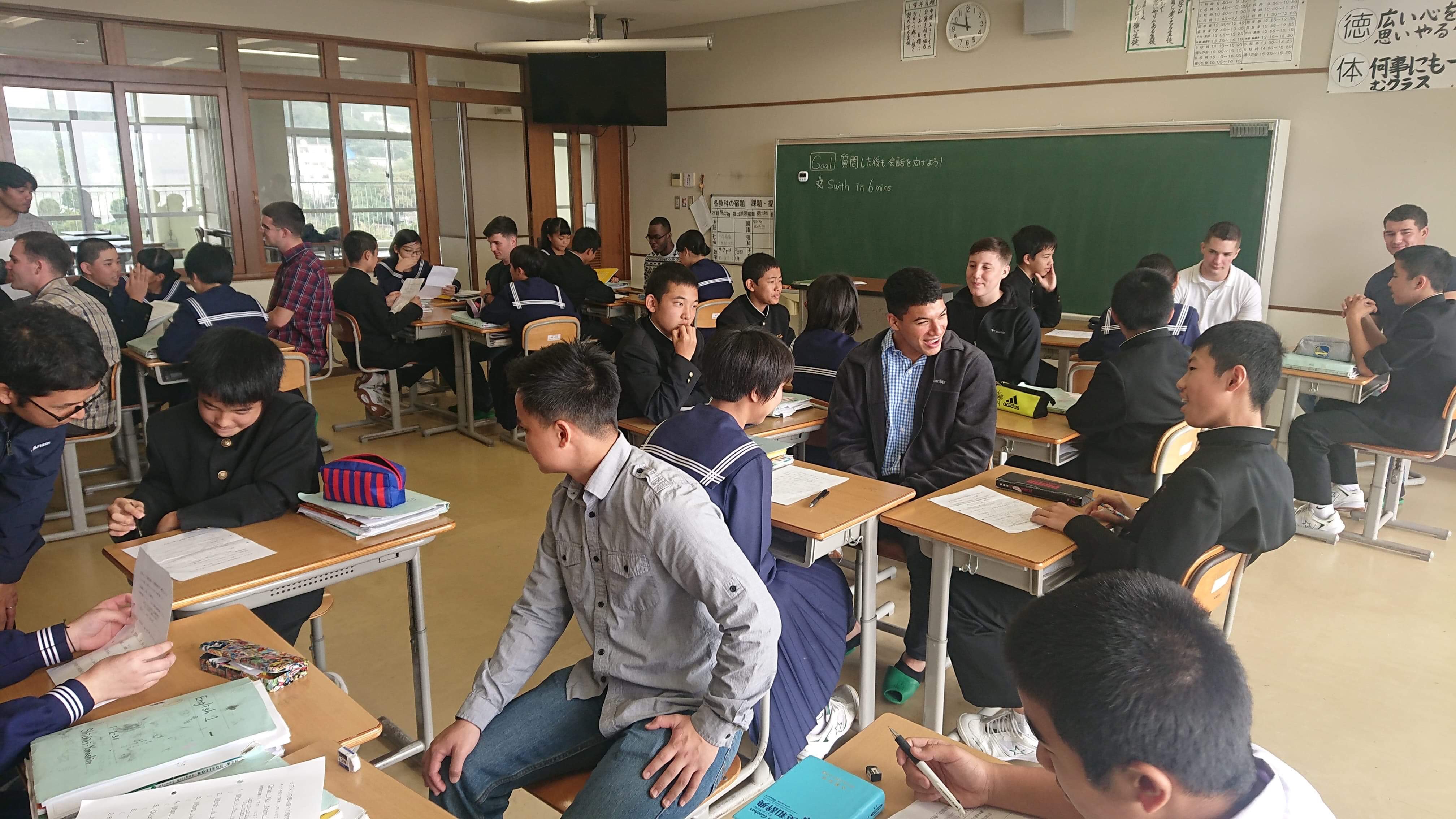 在日米海兵隊 On Twitter 伊江村立伊江中学校では２月から毎週金曜日 伊江島に駐留する海兵隊員らが同校を訪れて来ます その日は１０人が同校を訪れ ３人の中学生に一人の隊員が付き 英語の授業に参加しています 授業の後 隊員らは学校の給食もごちそうになり