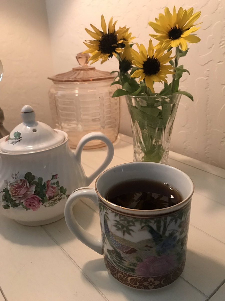 lauraehobson's tweet photo. Hot tea is really like a picnic indoors. #afternoondelight #teatime https://t.co/YuvUGIIgqx