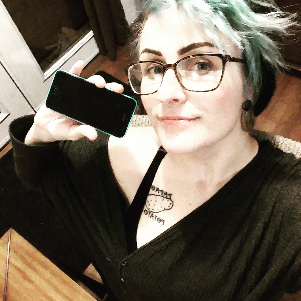 paaqyu's tweet photo. It's been a hassle and a half trying to figure out this whole phone situation. I think I have it figured out!! Going live in a few minutes! Tonight is art study 😍✌️ https://t.co/zlMkUp7Z4F https://t.co/S0yQRCSU1b