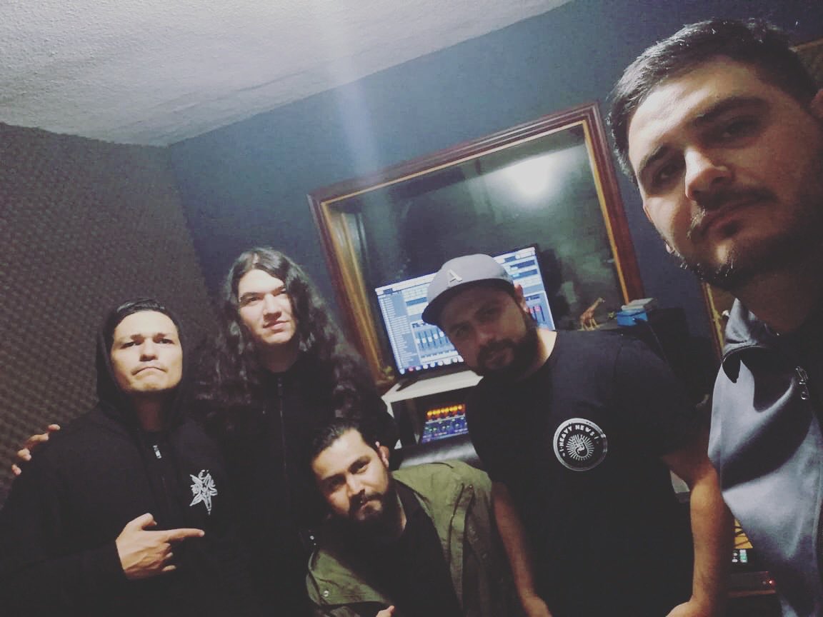 Vicarivsband's tweet image. La grabación de nuestro primer sencillo ha sido terminada, ahora sólo falta la mezcla y masterización! / The recording of our first single is done and now we are waiting for the mixing and mastering! 
#recordingprocess #recordingstudio #vicarivs