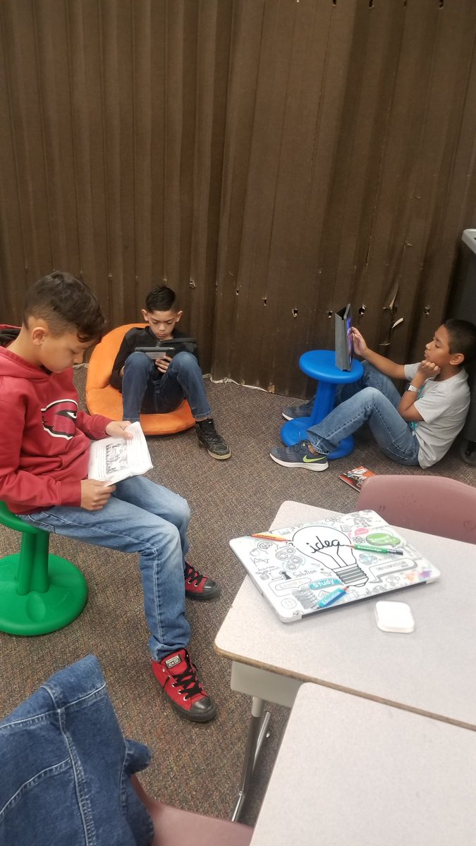 mrscwilhite's tweet photo. Some days everything just flows so smoothly. Reading and projects being worked on at the same time. #teacherwin #believeinbulldogs #readingrocks https://t.co/T6Q1njr6vi