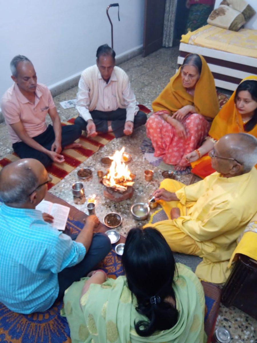 ArvindK05025237's tweet photo. आज पूज्य पिता जी श्री सत्यदेव वानप्रस्थी जी की 86 वे जन्मदिन पर परिवार के साथ यज्ञ किया। https://t.co/snr10nTBpA