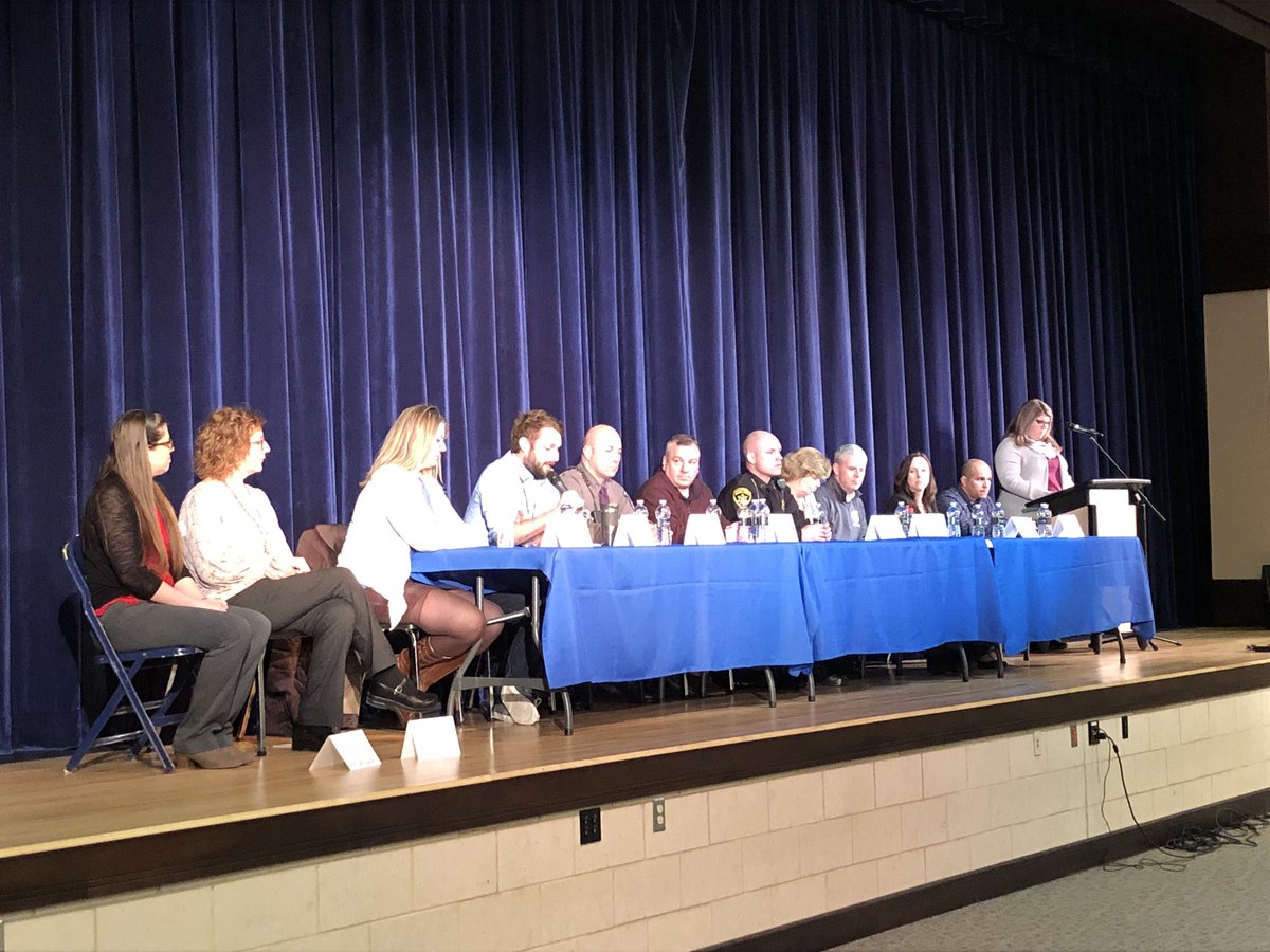 MECSDSpartans's tweet photo. Thank you to our guest panel members who are volunteering their time to share their experiences and educate our community! #Iftheyhadknown #BlackBalloonDay @TruthPharm @VanFossenJason @jasongarnar https://t.co/IsTWc4AUaq