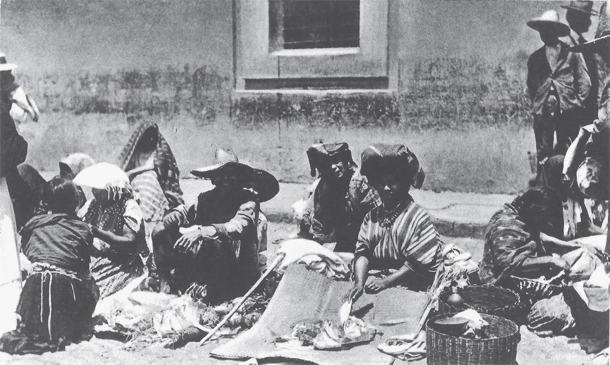 FilosofiaMaya's tweet photo. Kaqchikeles de San Juan Sacatepéquez, ca. 1910.
Photograph by Alberto
Valdeavellano. Image courtesy of Colección Fototeca #Guatemala , #CIRMA (Centro de Investigaciones Regionales de #Mesoamerica ). #Maya https://t.co/NdEGSkYCNW