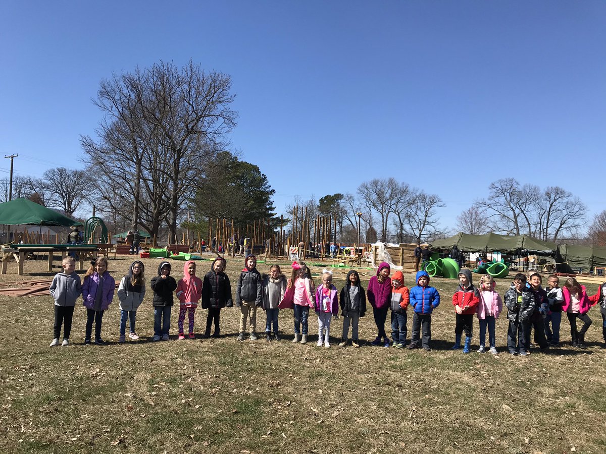 SteadmanWhitney's tweet photo. Playground day 2! Thanking our wonderful volunteers! https://t.co/WciCUZzy1h