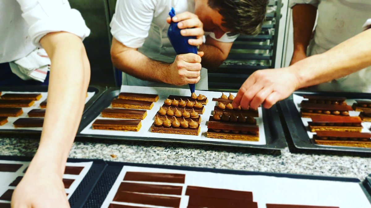 TheSilverPlate_'s tweet photo. Sneaky peak of the final course created by @ChefRossSneddon and @sheffcol catering students 🍫 #chocolateheaven #millefeuille #caramelicecream #pastrychef #dessert #masterpiece #finalcourse #sheffield #sheffieldissuper https://t.co/NCJVFjU9IN