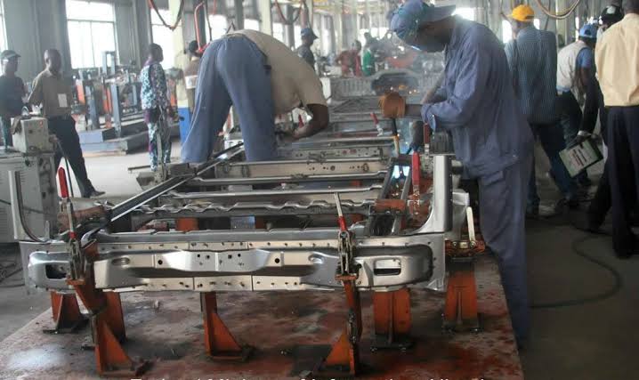 AfricaFactsZone's tweet photo. Nigerian auto company, Innoson produces and exports Made In Nigeria cars. In July 2017, they exported 400 cars to Mali from their factories in Nnewi, Anambra State.

They've manufactured cars for the Nigerian Army.

They have over 10,000 indirect workers &amp; 7,300 direct employees. https://t.co/owSMLYnZBt