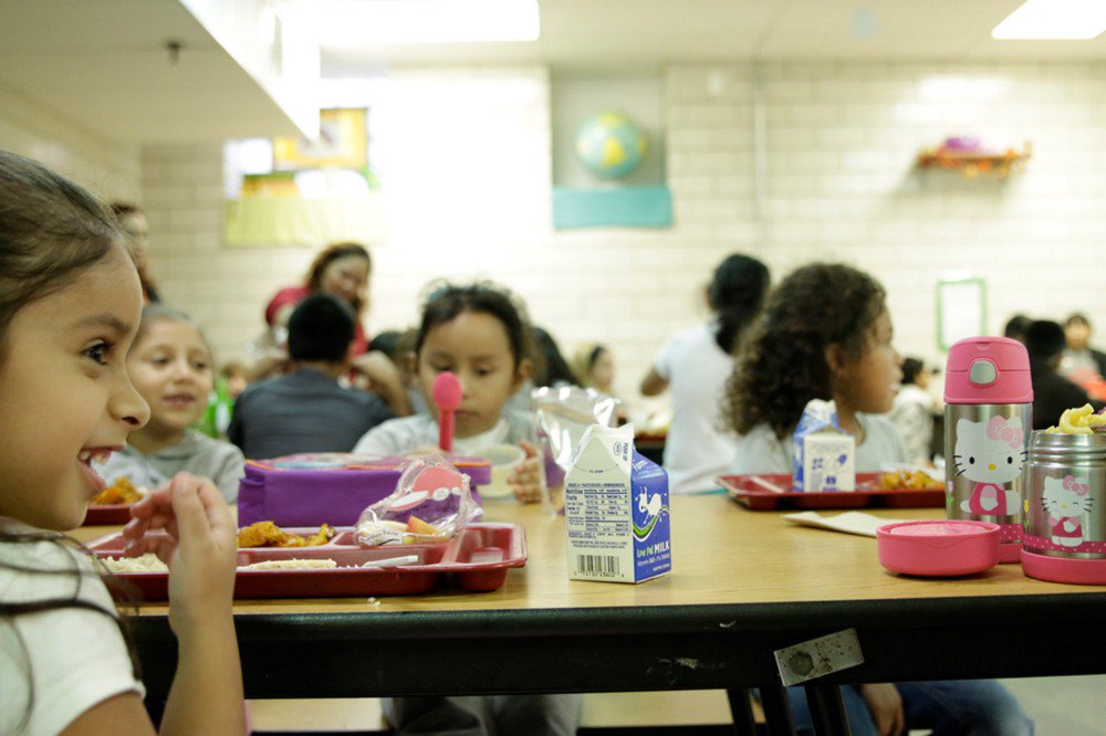 HealthierGen's tweet photo. When Brandon Elementary began offering "Second Chance Breakfast," school leaders witnessed big changes among students, including fewer visits to the nurse’s office and improved focus throughout the morning. Learn more: https://t.co/AFEjNcqJJv #NSBW19 #HealthySchools https://t.co/69x9tACpP1