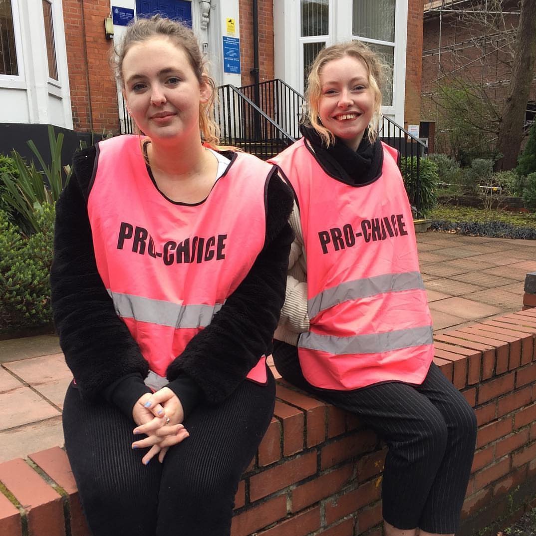 SisterSupporter's tweet photo. Massive props to @SisterMcr who are supporting women suffering from harassment whilst entering &amp; leaving @MarieStopesUK #Fallowfield throughout #40DFL anti-choice campaign. Message them for deets on how to volunteer. 💕💌💪🏼 #endharassment #fallowfieldneedsabufferzone https://t.co/Dy3PEhuOjF