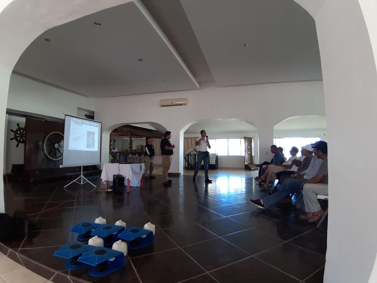 SEDERMA2's tweet photo. Dando seguimiento al compromiso de promover acciones dirigidas a salvaguardar la vida de los pescadores en el mar, la  Dirección de Pesca y Acuacultura asistió al curso de capacitación impartido por la Sexta Zona Naval de San Blas y Protección Civil del estado a 150 pescadores. https://t.co/Ws22TX39GP