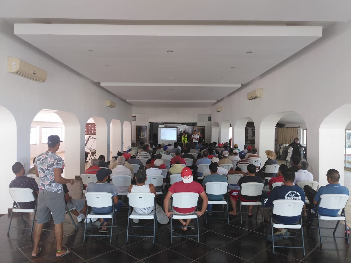 SEDERMA2's tweet photo. Dando seguimiento al compromiso de promover acciones dirigidas a salvaguardar la vida de los pescadores en el mar, la  Dirección de Pesca y Acuacultura asistió al curso de capacitación impartido por la Sexta Zona Naval de San Blas y Protección Civil del estado a 150 pescadores. https://t.co/Ws22TX39GP