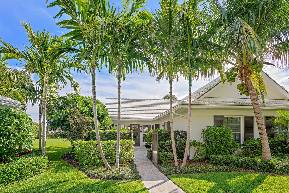 K2LostTree's tweet photo. This fully renovated cottage is situated just steps from the Golf Club and Fitness Center. The home offers a lushly landscaped yard, ideal for privacy, and the floor to ceiling windows throughout allow for an abundance of natural light. #LiveLostTree
https://t.co/DRKXu9RvKT https://t.co/Gf8YVumr3X