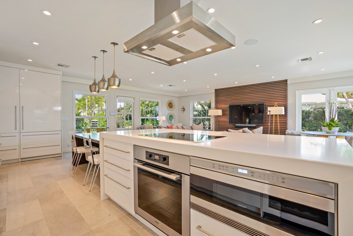 K2LostTree's tweet photo. This fully renovated cottage is situated just steps from the Golf Club and Fitness Center. The home offers a lushly landscaped yard, ideal for privacy, and the floor to ceiling windows throughout allow for an abundance of natural light. #LiveLostTree
https://t.co/DRKXu9RvKT https://t.co/Gf8YVumr3X