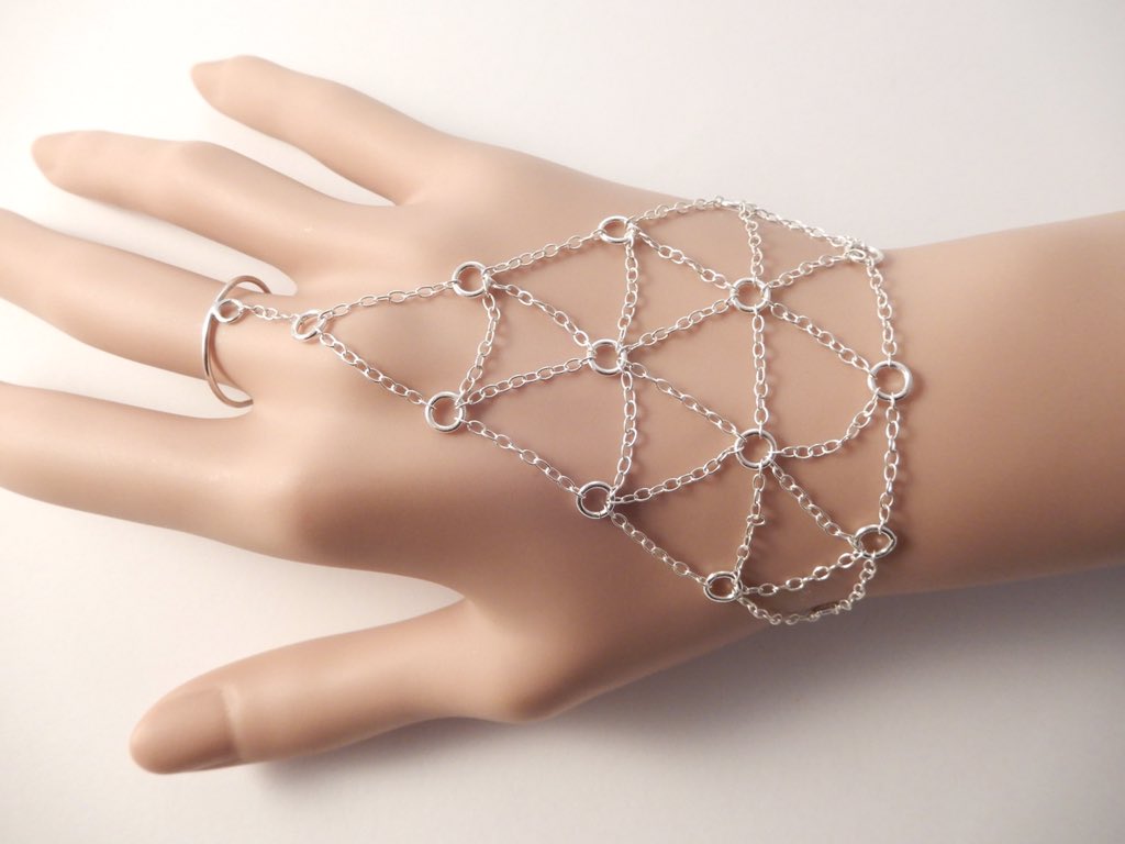 You’d look proper lovely in this. 😘 I can custom make these to fit any size. Just ask. etsy.me/2jFxJ58 #handmadehour #silverjewellery #madetomeasure