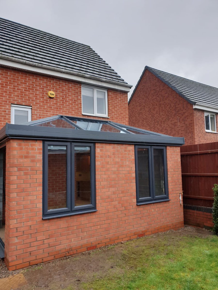 Windows5Star's tweet image. Extend your #livingspace with a 5 star extension! Contemporary style with #anthracitegrey windows and roof. #modernextension #moderndesign #ultraframecompetition #installationofthemonth