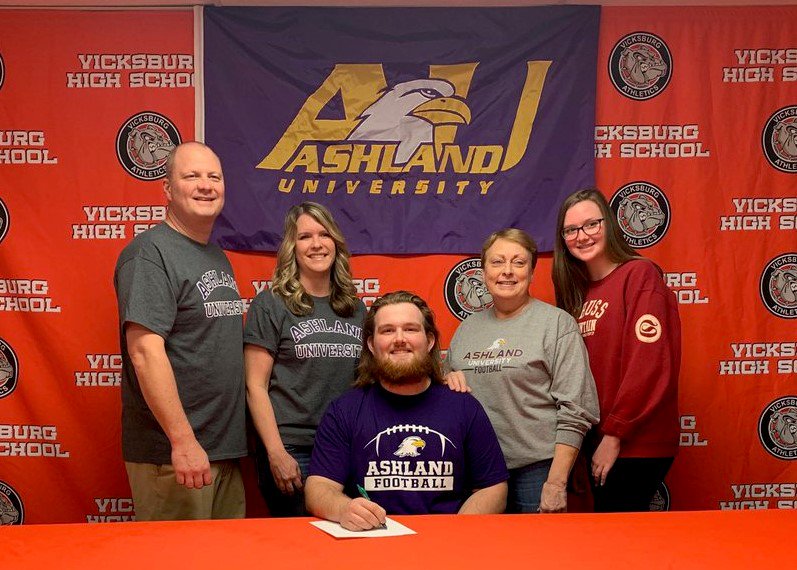 vicksburgcomsch's tweet photo. Vicksburg High School senior Grant Deal recently signed a Letter of Intent to play football at Ashland Univeristy. Ashland is lucky to get such a versatile player. Way to go Grant! #VHSBulldogPride https://t.co/sj81jsX9rT