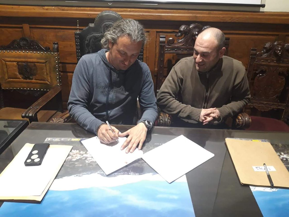 DeportivoArenal's tweet photo. Acuerdo cerrado para la cesión y acondicionamiento del campo de futbol e instalaciones y colaboración institucional entre Ayuntamiento y el Deportivo Club Arenal. 
Un pueblo, una ilusión.
AUPA DEPOR!!! https://t.co/4InIy6vmDg