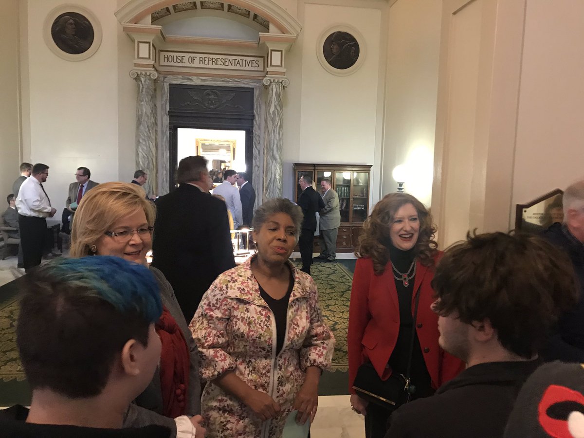 StreetSchoolED's tweet photo. Thank you @reginatgoodwin for chatting with students today and letting them know their voice matters. It was a good day for Alternative Education at the Capitol! @okalted #StreetSchoolROCKS #Educate918 https://t.co/4ffrCACrOu