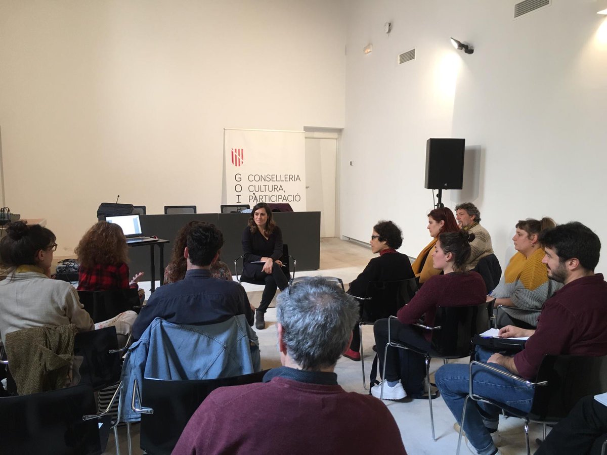 IEBalearics's tweet photo. Taller de #formació per a representants de 15 companyies d'#artsescèniques, avui a Ca n'Oleo: participació a fires estatals, quan anar-hi, com preparar-les, quines dinàmiques aplicar #preparantFiraB2019 https://t.co/Qn6OyV8tQ9