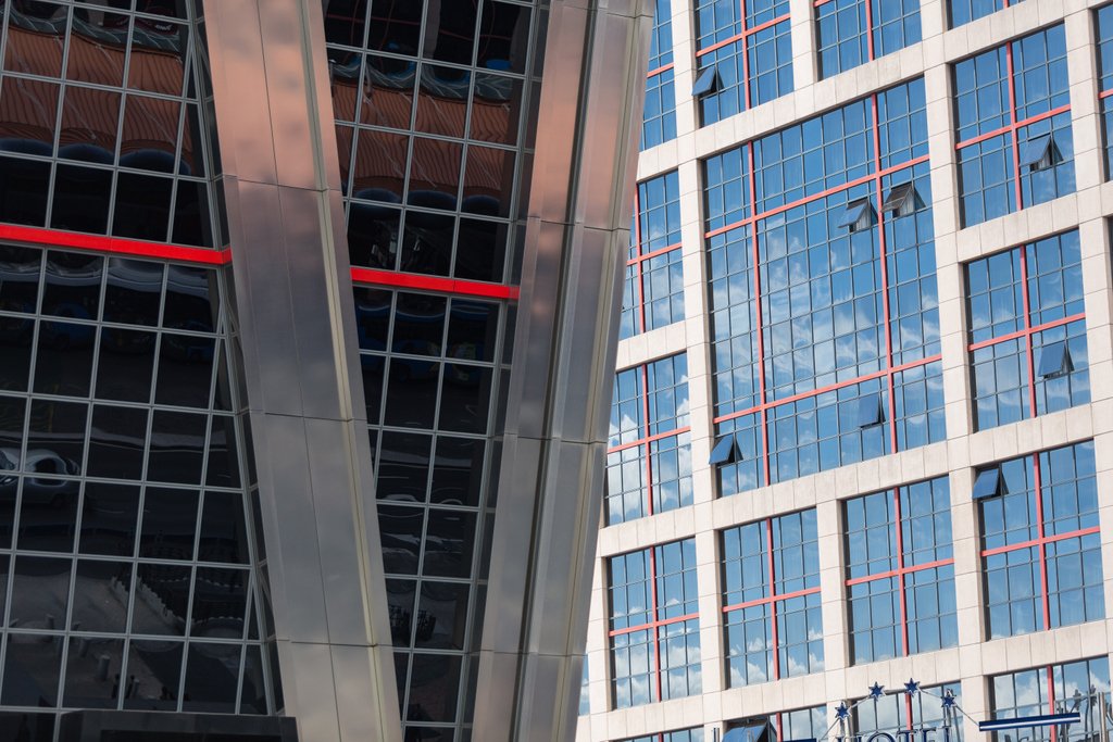 ChornyiPhoto's tweet photo. Gate of Europe towers each inclined 15° situated on plaza Castilla in Madrid, Spain
#TorresKIO #architecture #spain #espana #leaningtower #plazacastilla #TorreRealia #PuertadeEuropa #PhilipJohnson #JohnBurgee #Madrid #KIOTowers #GateofEurope

#architecturephoto

#architecture https://t.co/QFgFAgjK9A