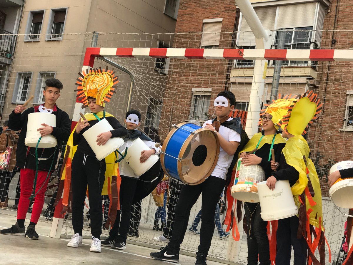 escolaSantMedir's tweet photo. Per Carnaval, tot s'hi val. Les imatges del Carnaval que avui s'acaba #carnaval19 #creixemtotsjunts #escolaSantMedir #viula https://t.co/EPPh1pJvLI https://t.co/em8nVGcuIe