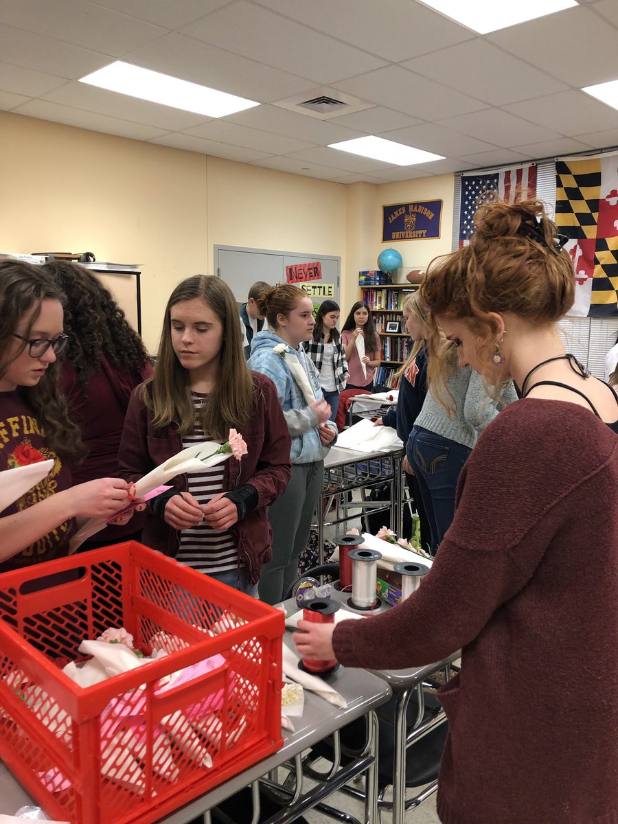 LancerKeyClub's tweet image. key club wishes a happy international womens’s day to our women on staff! 🌺🌸💪