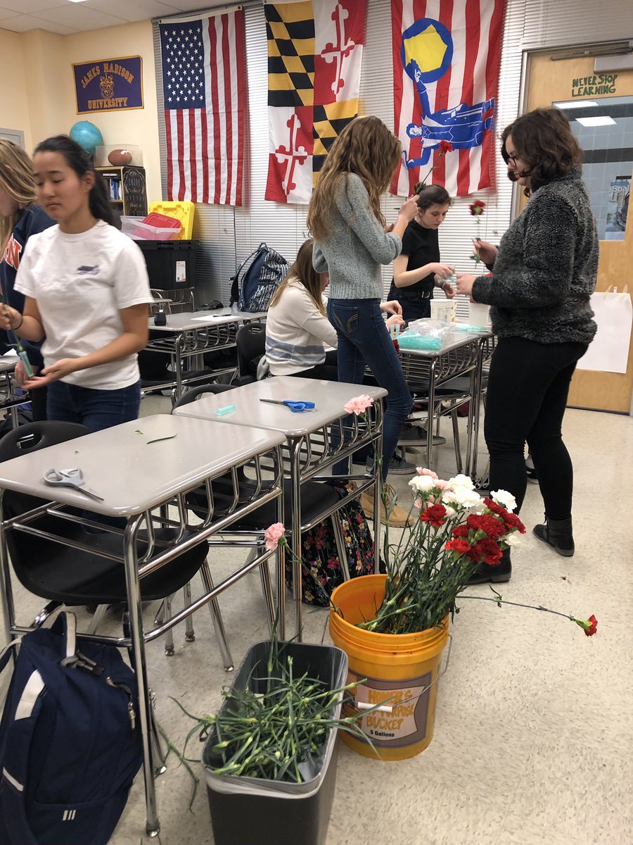 LancerKeyClub's tweet image. key club wishes a happy international womens’s day to our women on staff! 🌺🌸💪