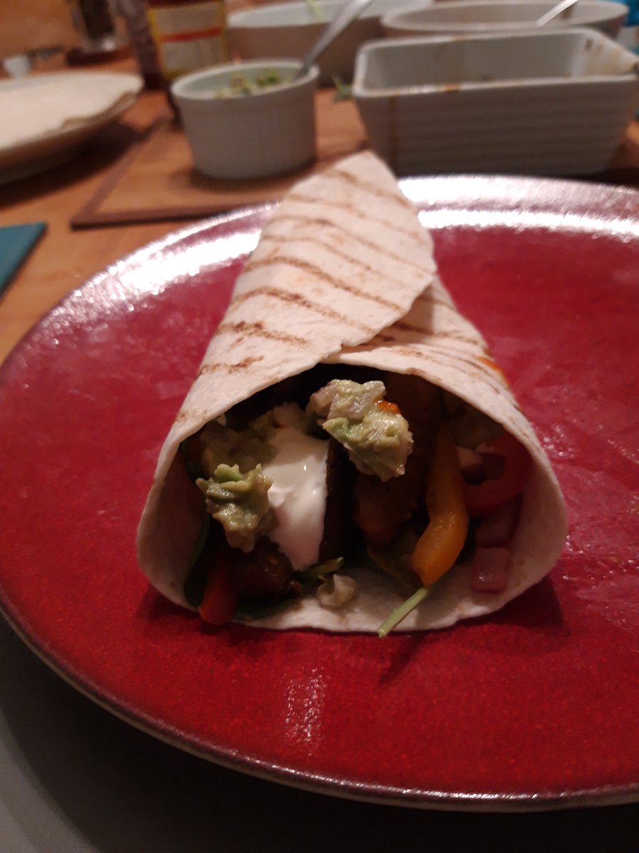 WrapChap's tweet photo. Ash Wednesday, an ideal chance to road test the veggie/vegan option; mushroom fajitas with peppers and onions, guacamole, vegan sour cream and either salsa (if you like it fruity) or siracha chilli sauce (if you like it hot!
Delicious! #streetfood #veganstreetfood #thewrapchap https://t.co/giakcoYTDZ