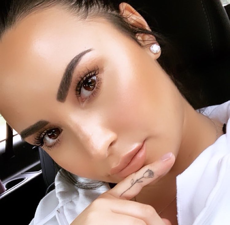 StatsLovato's tweet photo. An actual angel 😭 https://t.co/twZuf5Lwyj