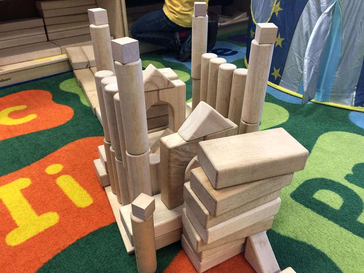 missmegg0o's tweet image. Always building! Asked my student how many lightbulbs his castle would need and he said “bajillions!” Good answer! #upk #lightunit #prek #earlychildhood #earlychildhoodlearning #earlychildhoodeducation