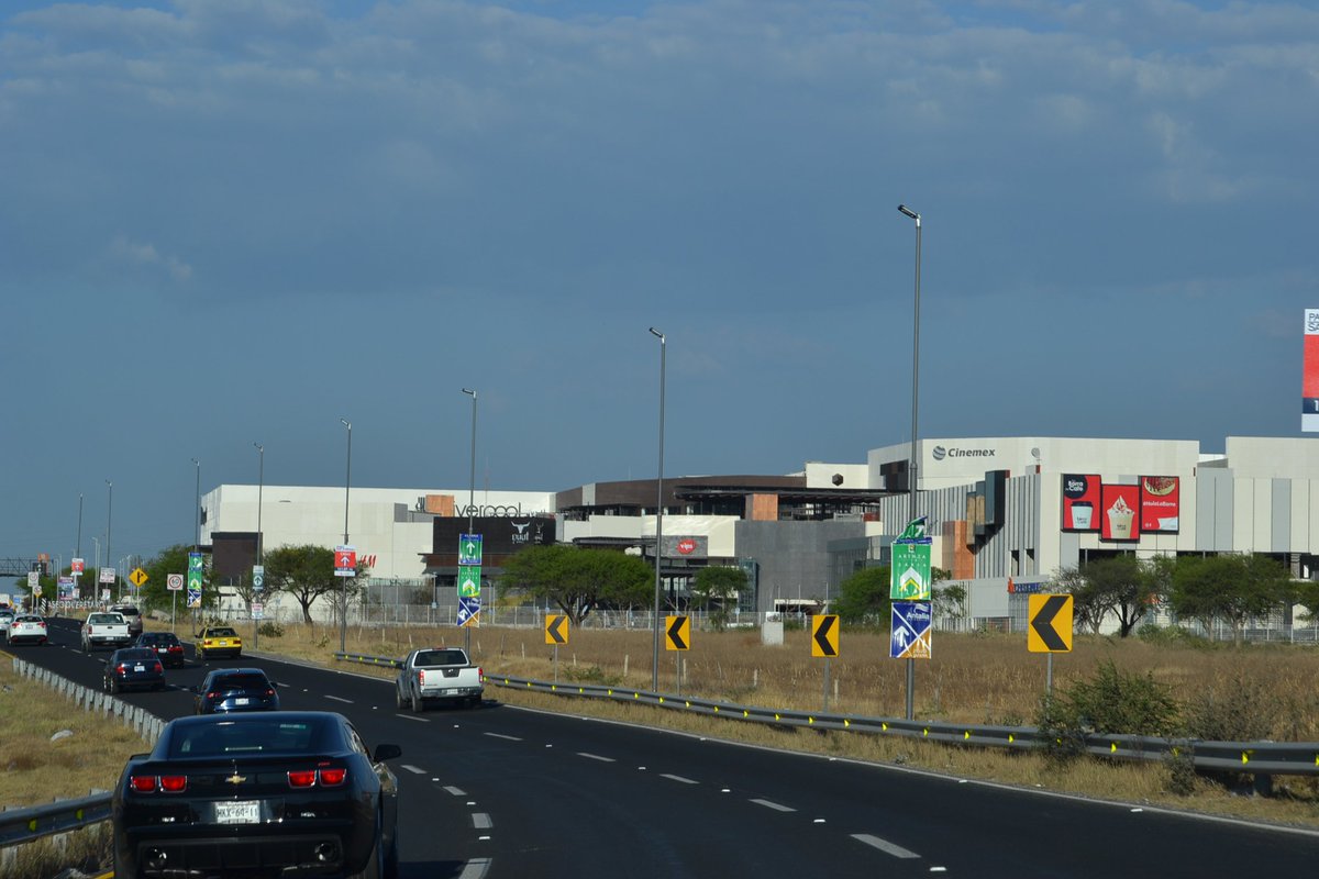 malvarezvargas's tweet photo. 🚧 OJO !! 🚥 Semáforos 🚦topes y boyas serán instalados en el anillo vial Fray Junipero Serra.  
En Querétaro esta vialidad sigue cobrando vidas. Por fin escuchó el @gobqro tantas quejas!!! Gracias!!! https://t.co/IuU64ui6I6