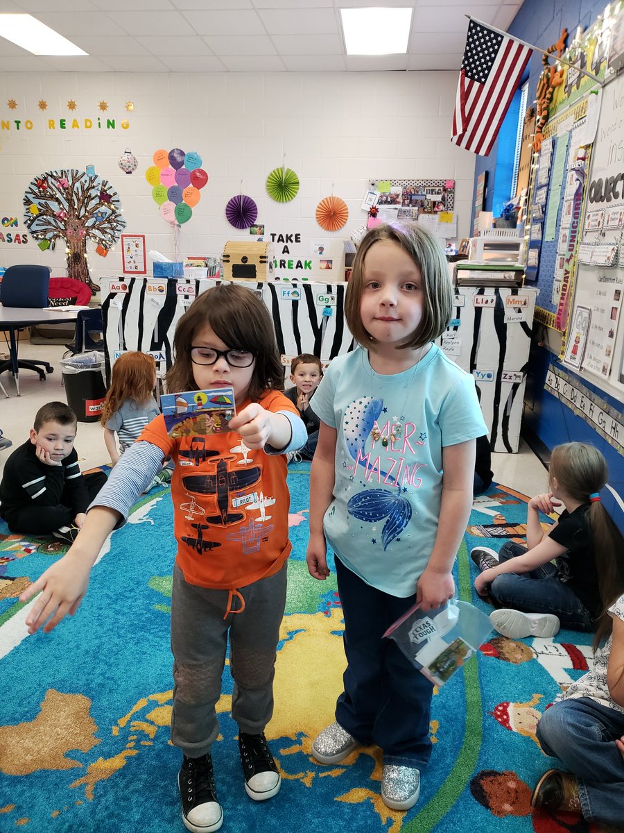 BorlandKasey's tweet image. PreK&apos;s Talk a Mile a Minute. Students pair up , one is a clue giver and the other a clue guesser. Hints and clues are given. We used visual cards to assist. Word=summner Category=season
 #extendingthinking #lead4ward #Gobeyondlampasas
#gearingupTCE
 @LampasasTCE 
@LampasasISD