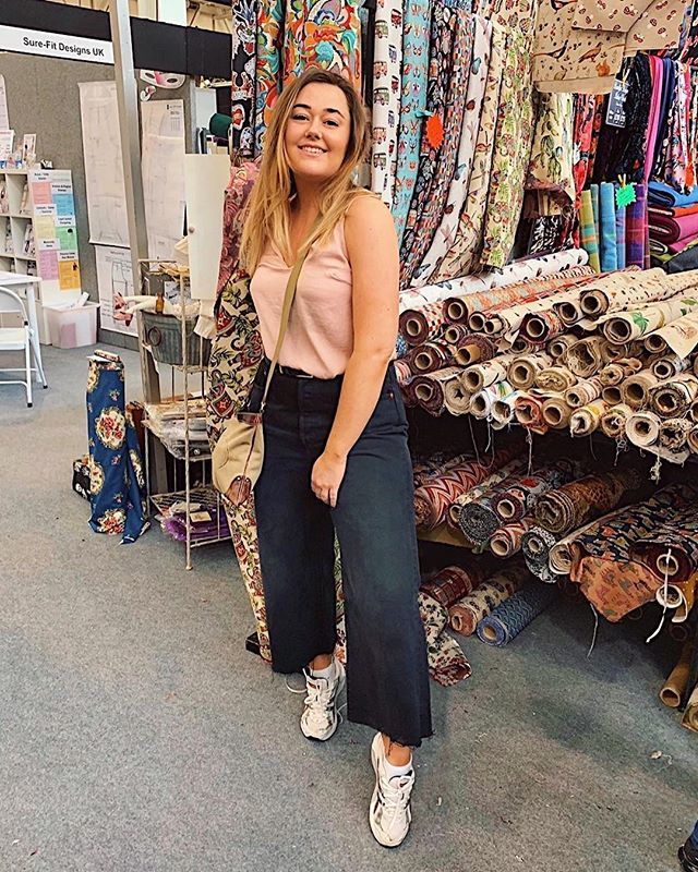 My mum: ‘take a picture in front of these fabrics; they’re nicer’ 😂
These trainers hurt my feet ;( have you ever worn comfy shoes that turned out to be painful?? .
.
.
.
👟 👟 
#painfulfeet #painfulshoes #uglysneakers #uglytrainers #trendingfashions #s… bit.ly/2TkLh7w