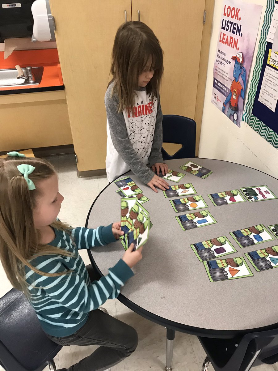 kpeepsonline's tweet image. Categorizing 2D and 3D objects with cards. #extendingthinking #lead4ward #Gobeyondlampasas
#gearingupTCE
 @LampasasTCE 
@LampasasISD