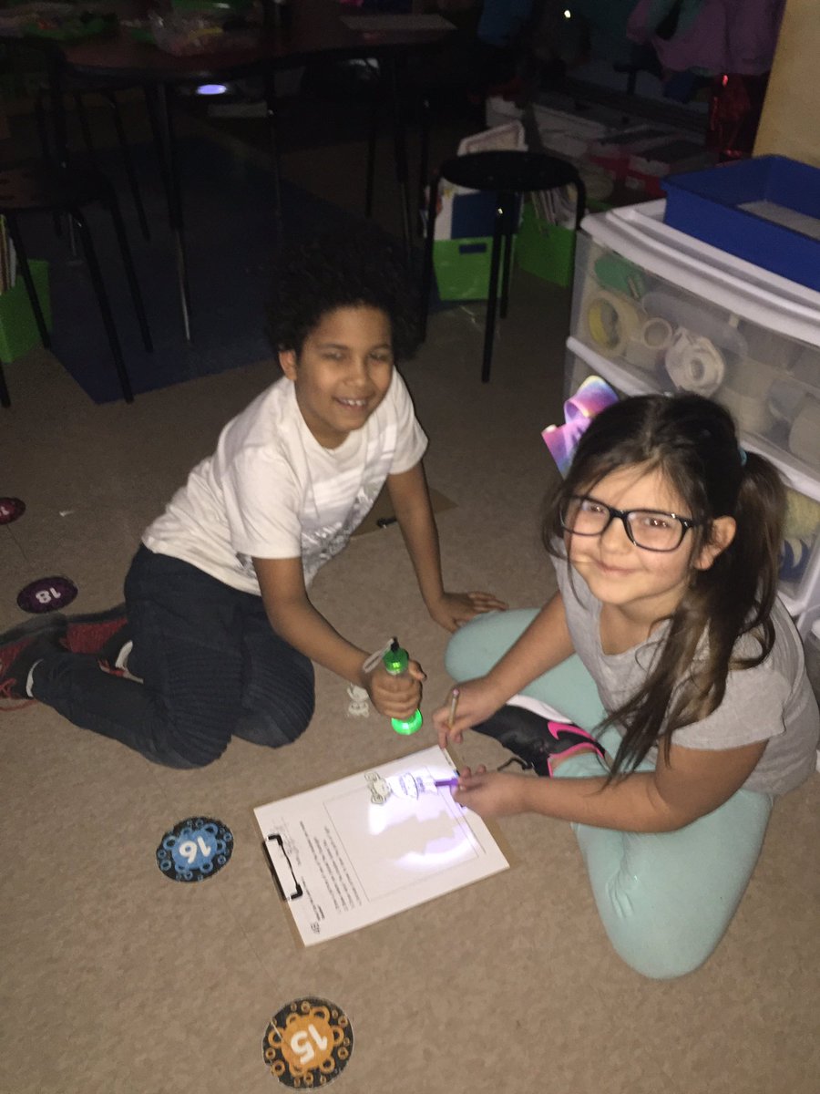 MrsGgrade1's tweet photo. Working with partners to learn about shadows during Science. #ikefraser #fraserfamily #fraserlearning https://t.co/RFtVvX4HAG