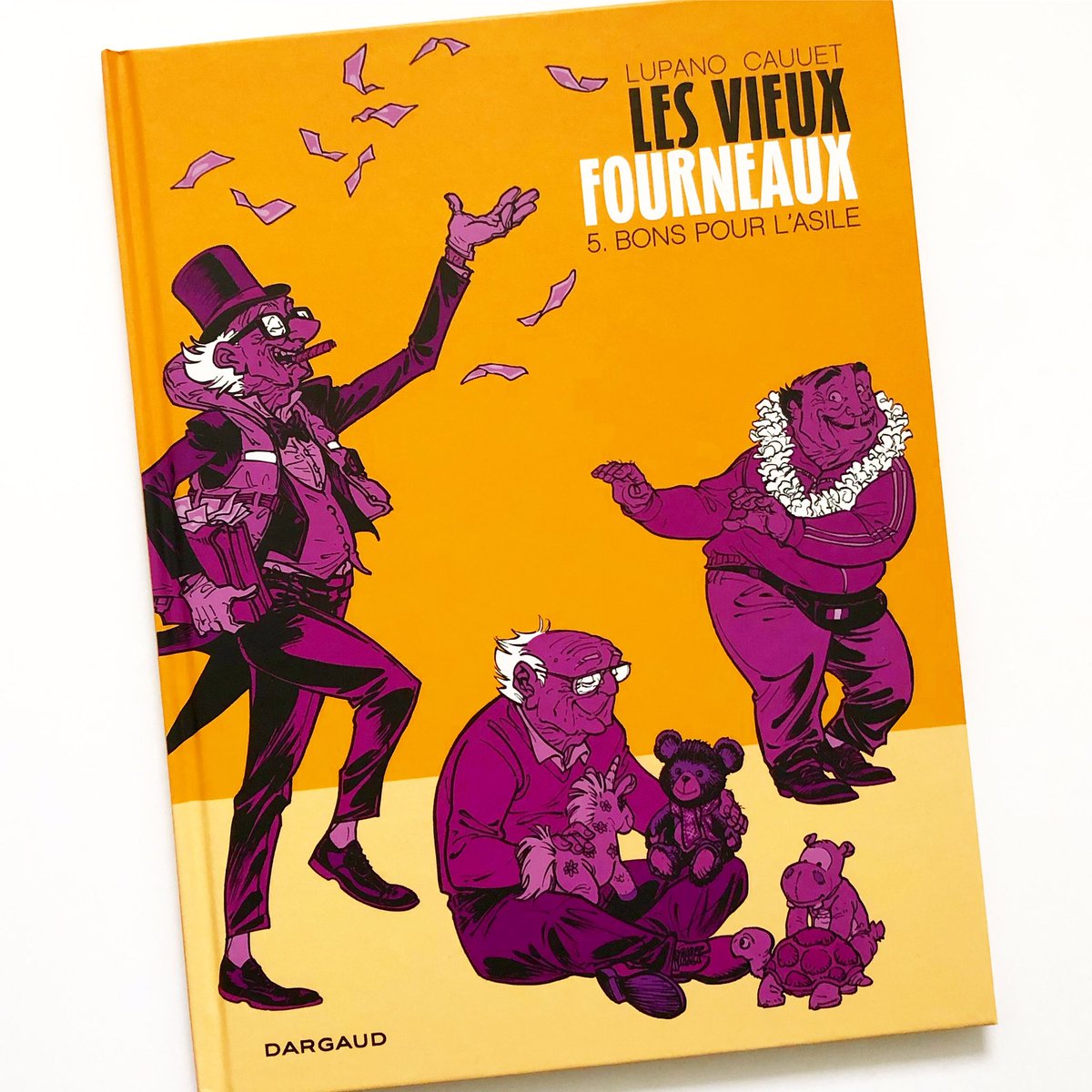 Un plaisir toujours renouvelé que de retrouver "Les vieux fourneaux"! Série de BD très drôles qui a récemment été adaptée au cinéma! #BD #liretv 💜❤️😎