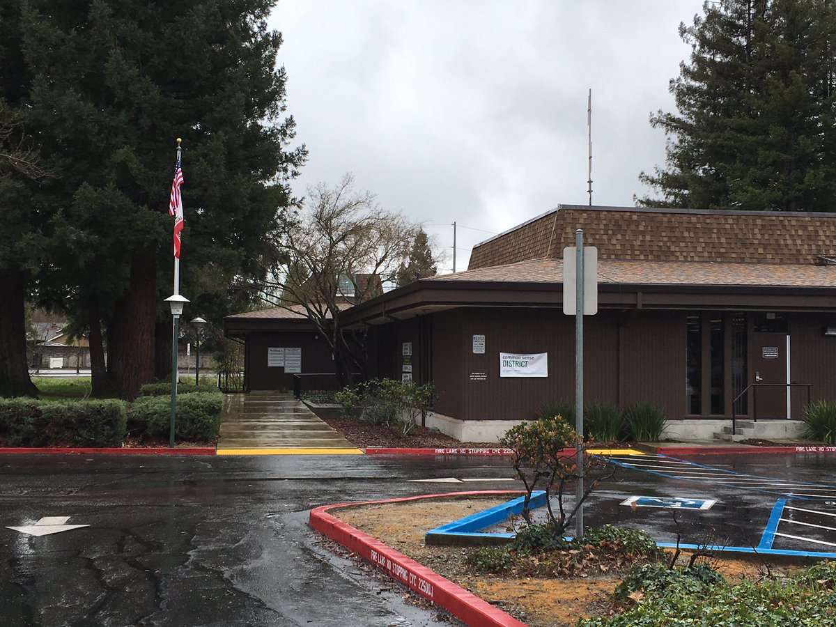 LauraAnthony7's tweet photo. #HAPPENINGNOW Negotiations continue between @SRVEA teachers and @SRVUSD1 The two sides put out joint release last night saying they are close to a tentative settlement, but no announcement yet. Town hall meeting still set for 7pm tonight at #DoughertyValley high school. #abc7now https://t.co/IjdiHzwANq