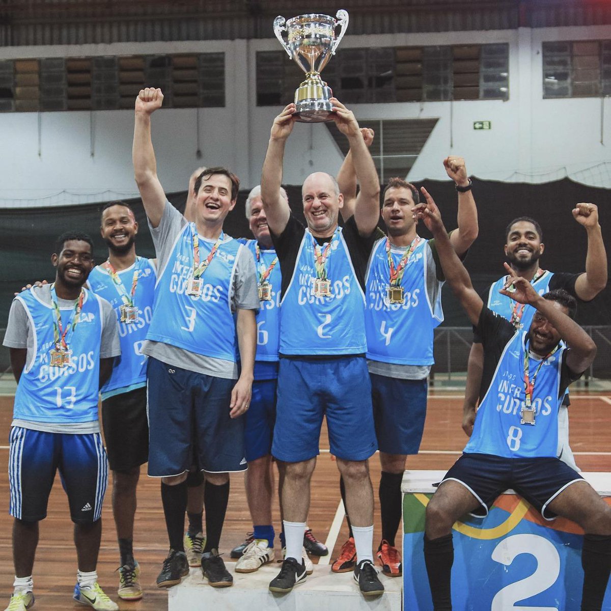 faculdade_fap's tweet photo. Nesse feriado rolou os jogos inter cursos.  Momentos de muita descontração, alegria e comemoração encheram as quadras do IAP 🏆🏆🏆.
.
.
.
.
#jogosintercursos #jogadores #futebol #vôlei #jogosiap #jogos #intercurso https://t.co/fcwvlumlyL