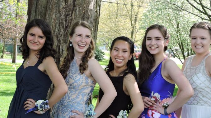 Aloha99 Pa Twitter アメリカの映画で見たプロム 実際とはかなり違う気がする まず小学校位からdj付きのダンスパーティがあり みんな パーティ慣れしてる 高校のプロムはホテルのホールを貸し切ったりしてフォーマルだけどカップルで行かずに同性の友達グループで