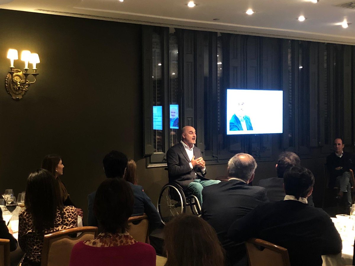 Circuloecuestre's tweet image. Hoy tenemos el placer de escuchar a @sebas_lorente, autor del libro “8 días levantándome de #BuenHumor”.  Nos habla del aprendizaje al que le han llevado sus vivencias personales siempre desde el positivismo. #CETalks #CírculoEcuestre