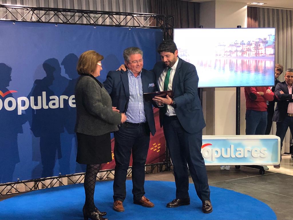 PPAsambleaRM's tweet photo. Gran expectación en #LosAlcázares por la presentación por @LopezMirasF de @NicoRuizGomez como candidato a la alcaldía del municipio, que empieza con un emotivo y merecido homenaje a @AnastasioB, que deja un extraordinario legado. Gracias por tanto #HaciaUnaGranRegión https://t.co/CrTOK8P9XN
