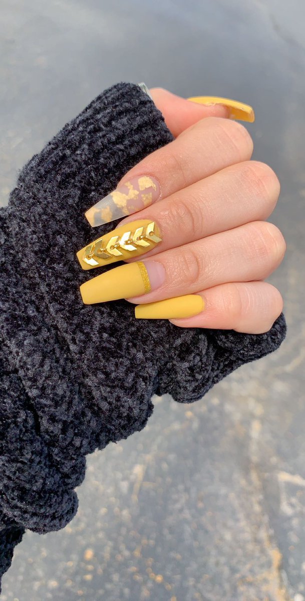 makeupsonyaaa's tweet photo. #yellow #yellownails #springnails #nailsofinstagram #nails #aznail https://t.co/2LwefEciq9