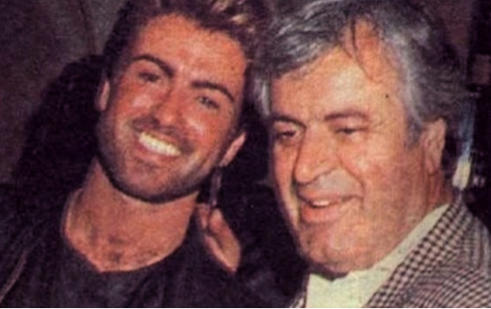 fey_photeine's tweet photo. #georgemichael
#respectforgeorgemichael
A Father's pride for an exceptional Son shows in his eyes.❤

"Please sir we two have other plans
Please sir you would not understand
What's going on
Is magical can't you see
That some of us do more than dream"
-Round Here, George Michael https://t.co/Gx6wPbZT7u