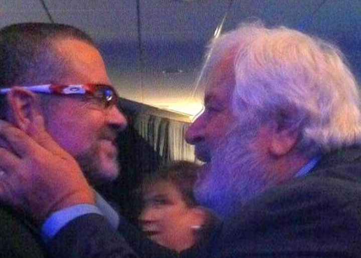 fey_photeine's tweet photo. #georgemichael
#respectforgeorgemichael
A Father's pride for an exceptional Son shows in his eyes.❤

"Please sir we two have other plans
Please sir you would not understand
What's going on
Is magical can't you see
That some of us do more than dream"
-Round Here, George Michael https://t.co/Gx6wPbZT7u