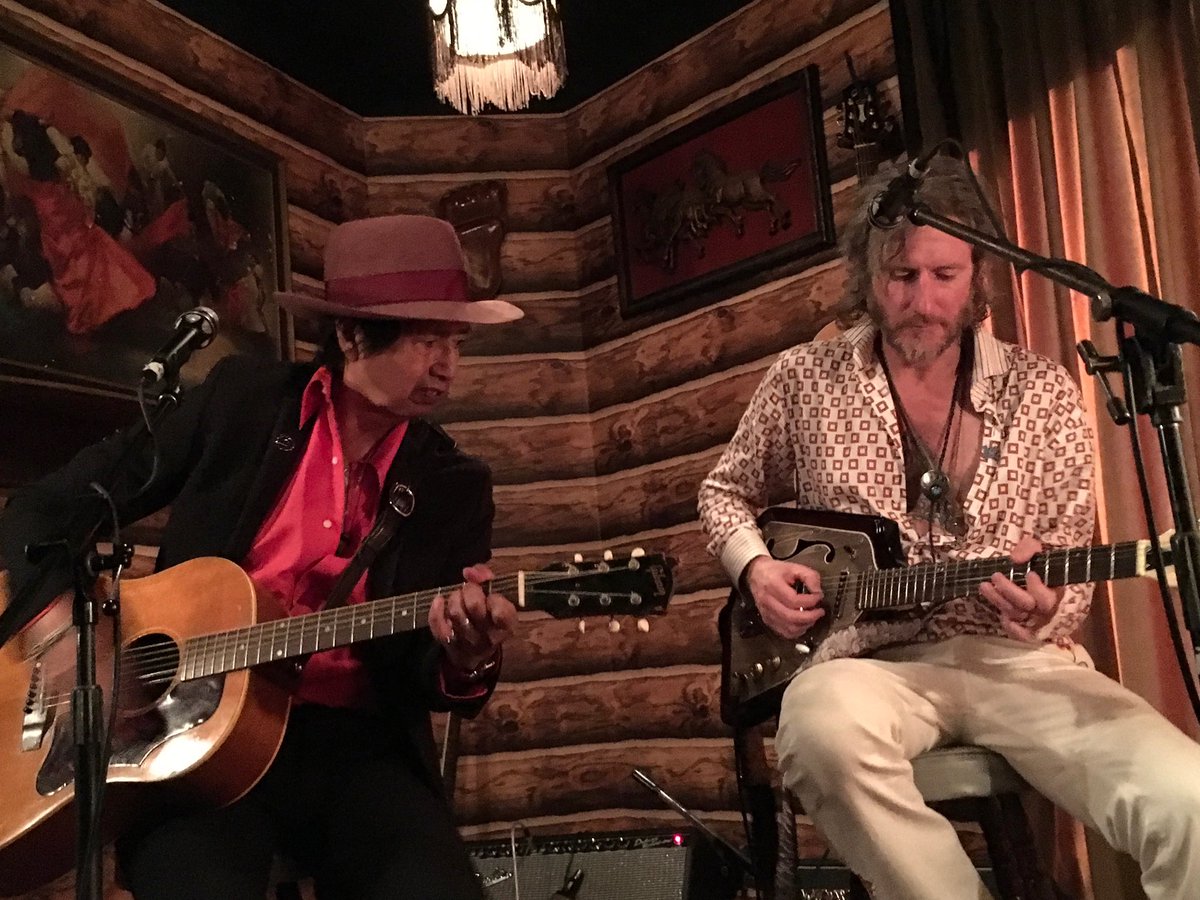 dwabriz's tweet photo. Look who I found in the Brisbane suburbs last night. This was while they were playing Wave, at my request #alejandro #escovedo #VivaLaMusica!! #pour vida #whatawednesdaynight https://t.co/ruQ9mWaeEg