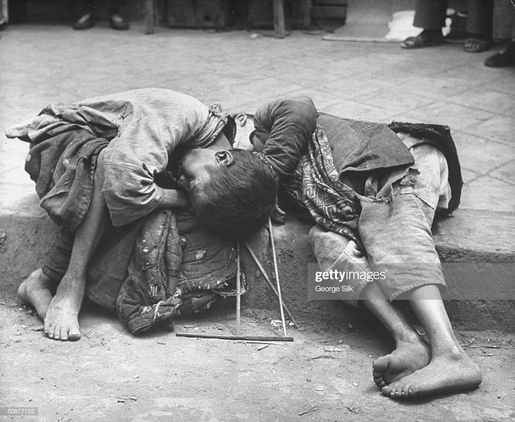 Carl Zha on Twitter: "China May 1946: Starving child holding out an empty  rice bowl during famine. (Photo by George Silk/The LIFE)  https://t.co/FwtKGQsi0R" / Twitter